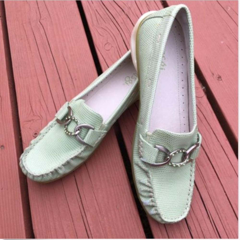 🛍10 for $20 Asgi Loafer Green Rhinestone Accent